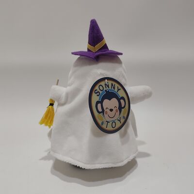 ผีขาวในฮาโลวีน ที่ใส่หมวก และถือถ่าน